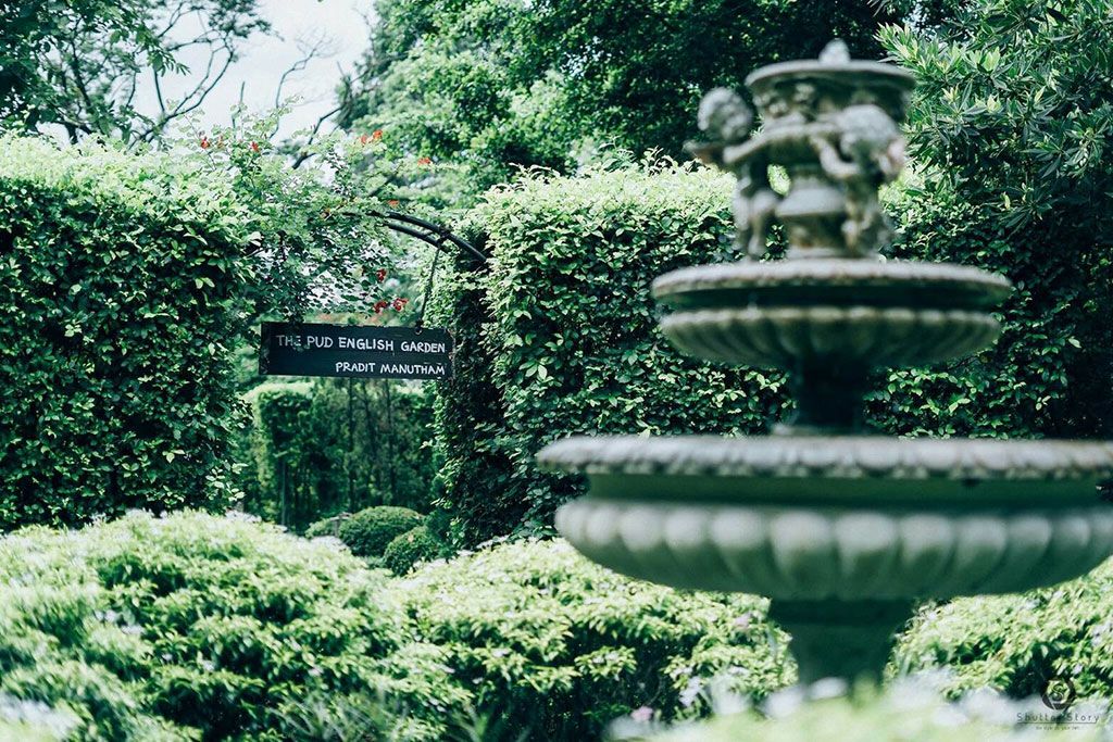 เดอะพุด อิงลิช การ์เด้น มีสวนบรรยากาศสบาย ๆ และตกแต่งให้ออกมาดูโรแมนติก