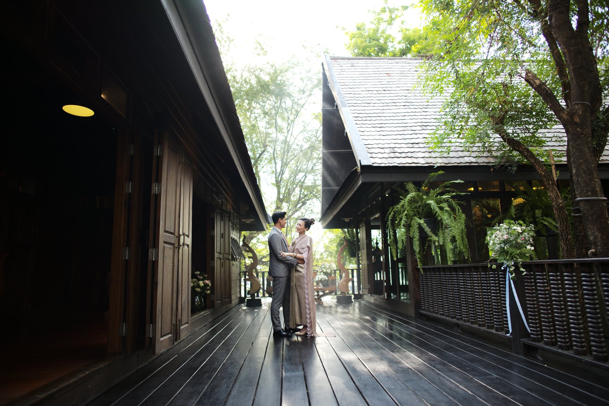 เรือนไทยออกแบบสวยงาม วิจิตรตระการตา ณ บ้านวรรณกวี