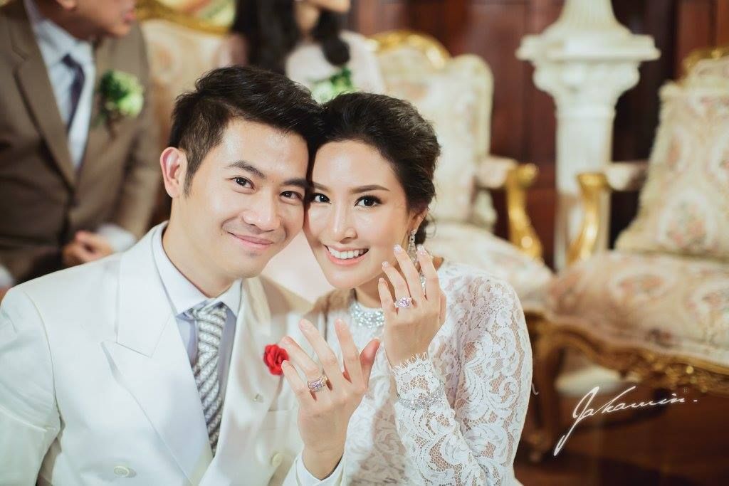 หมั้นแล้ว! พอลลี่ ดาราสาววิก 7 สี ควงไฮโซเบนซ์ทำพิธีแบบไทยๆ เน้นเรียบง่ายและอบอุ่น