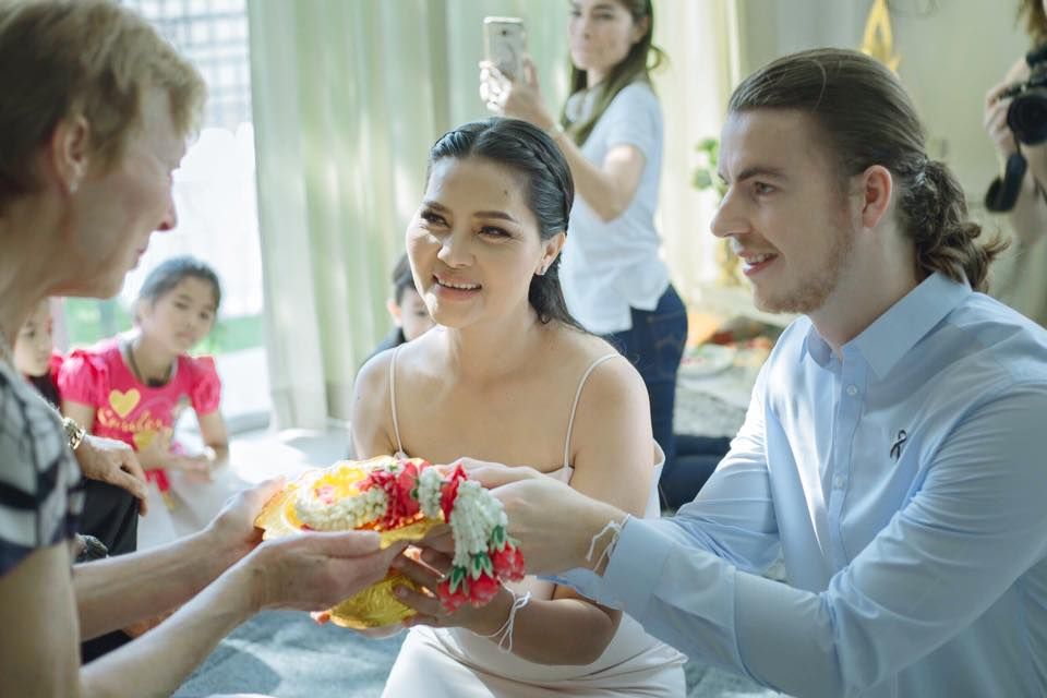 อายุเป็นเพียงตัวเลขค่าาา ^^ สุนารี ราชสีมาและแฟนหนุ่ม ได้ฤกษ์ดี ควงคู่เข้าประตูวิวาห์