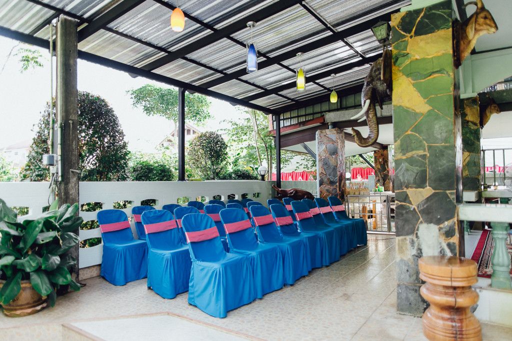 ผ้าคลุมเก้าอี้ คุณพ่อกับคุณแม่ของคุณเนได้ซื้อไว้เตรียมไว้ก่อนล่วงหน้า เกือบๆ1 ปี ซื้อไว้ 30 ชุด (เตรียมการล่วงหน้าก่อนเราเยอะมาก)