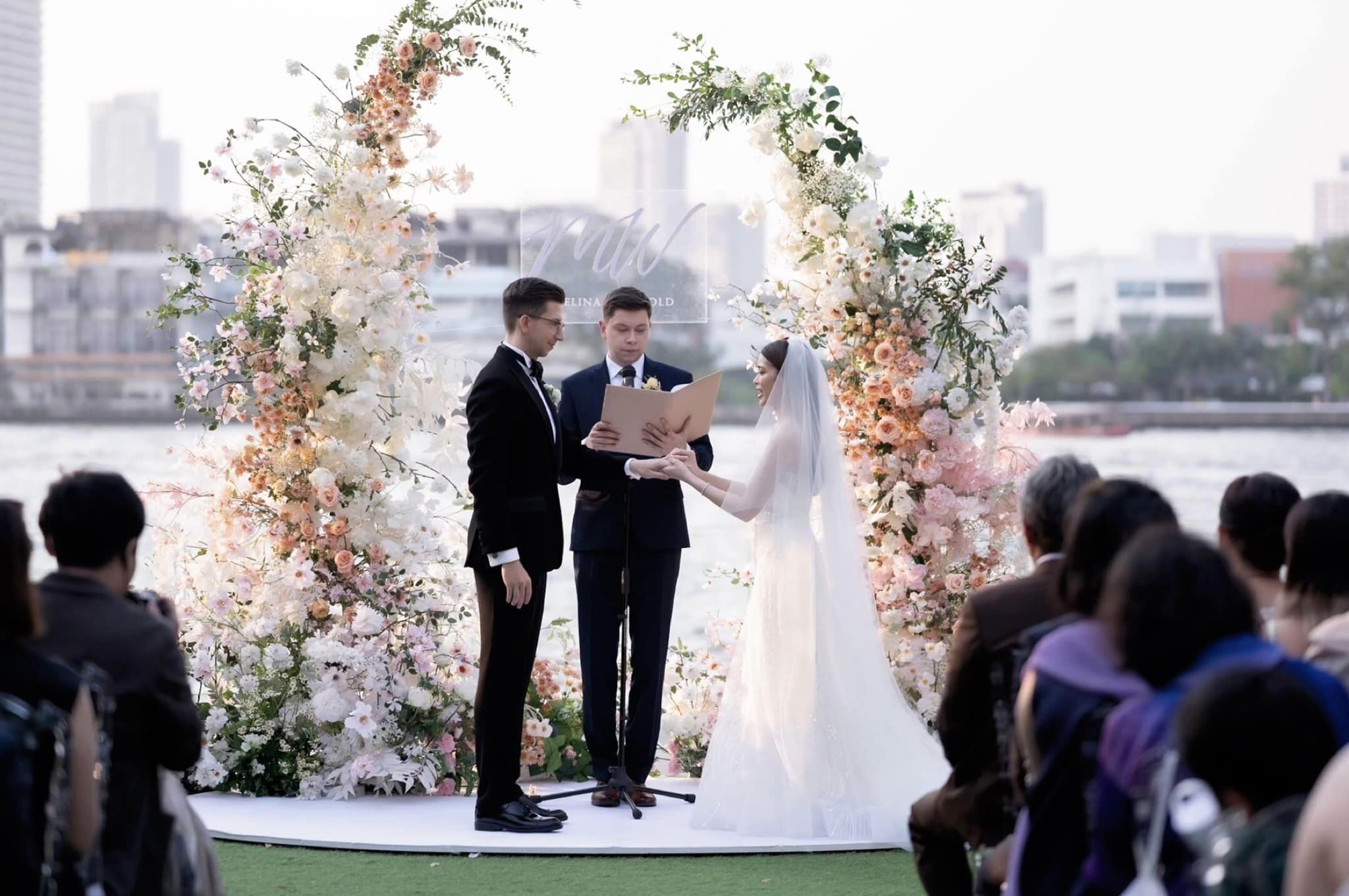 ช่างภาพหลักทำหน้าที่คอยเก็บภาพโมเม้นต์ต่าง ๆ ของบ่าวสาวในงาน-2