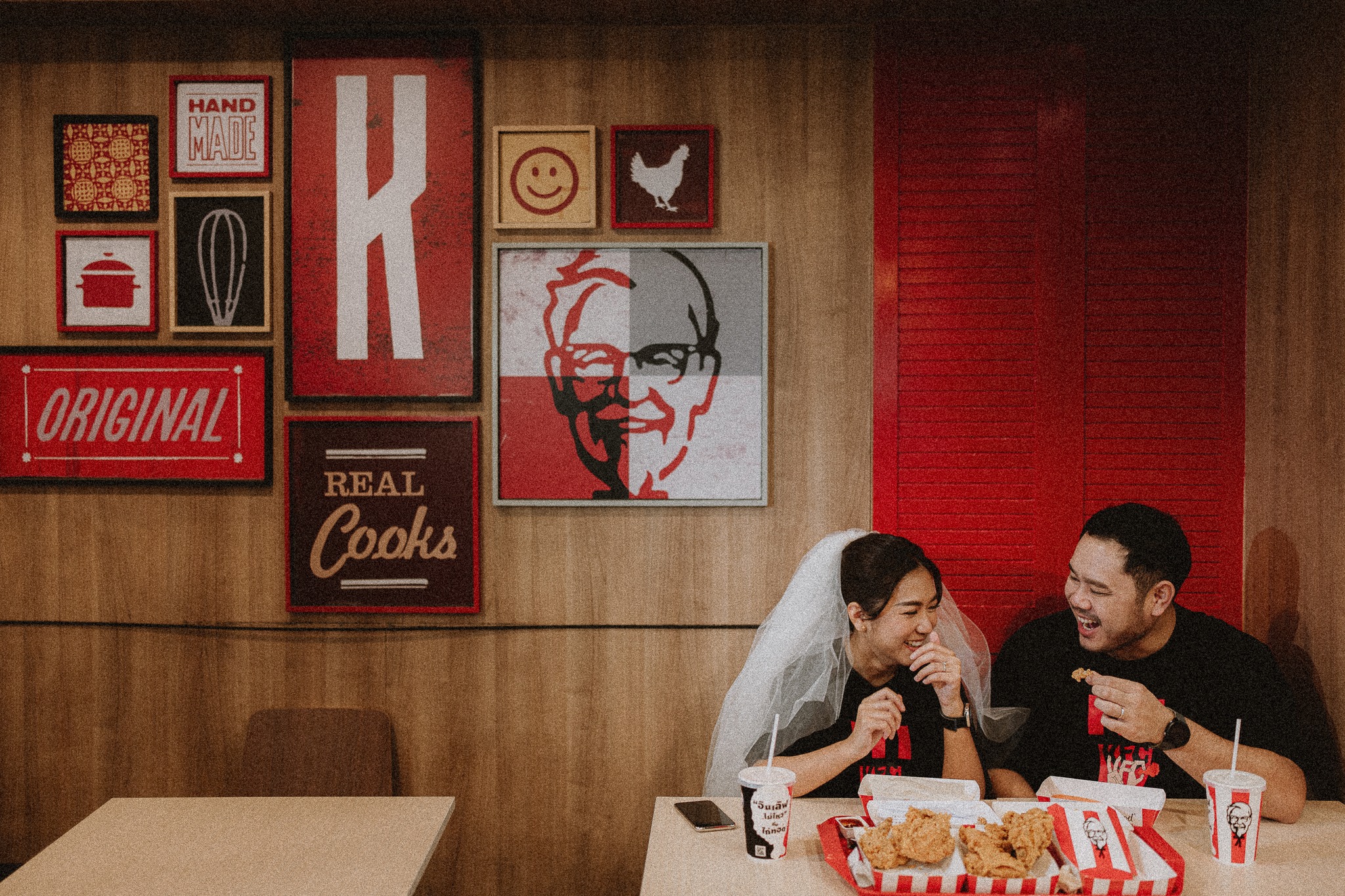 ช่างภาพที่ถนัดถ่ายrรีเวดดิ้งมักจะมีไอเดียการถ่ายรูปเก๋ ๆ รู้วิธีจัดวางท่าโพสให้สวย -1