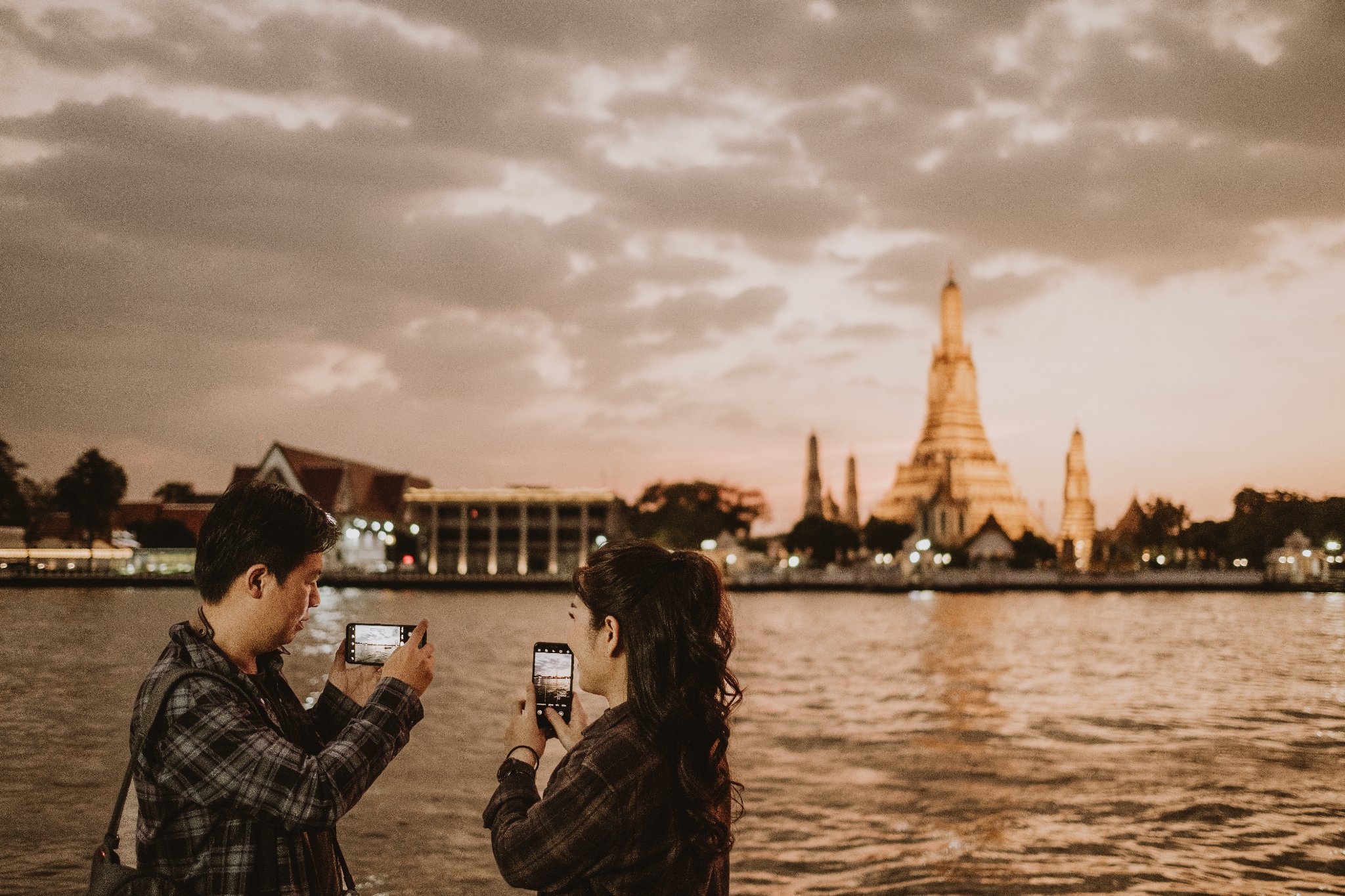 ช่างภาพที่ถนัดถ่ายrรีเวดดิ้งมักจะมีไอเดียการถ่ายรูปเก๋ ๆ รู้วิธีจัดวางท่าโพสให้สวย-3