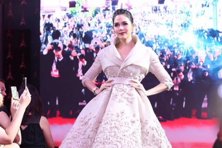 ชมพู่ อารยา สวมโอต์ กูตูร์อุ้มท้องแฝดเดินพรมแดงเมืองคานส์