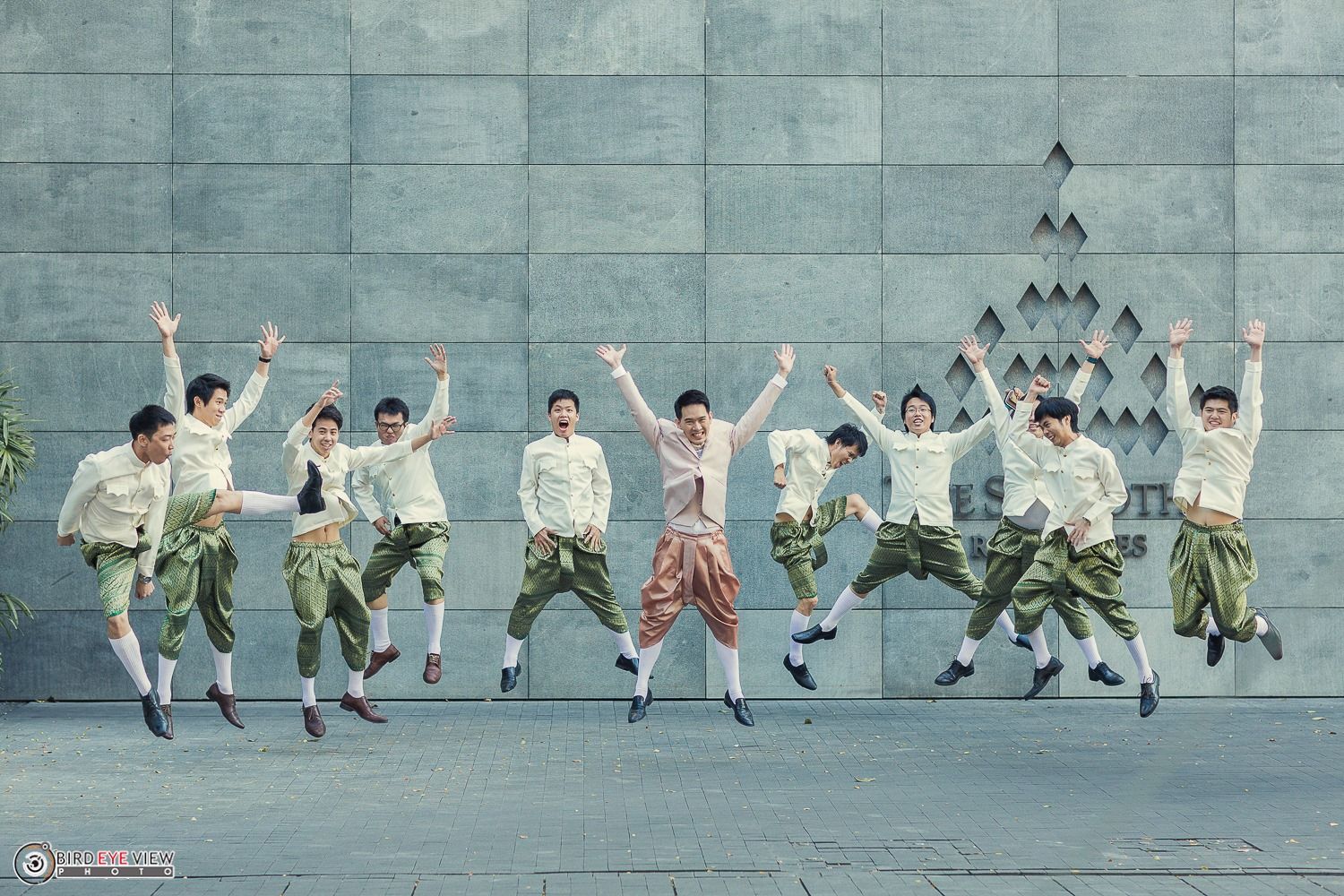 เก็บไว้เป็นไอเดีย : รวมภาพกรุ๊ปช็อตจากงานแต่งสุดเก๋ by Bird Eye View Wedding Studio