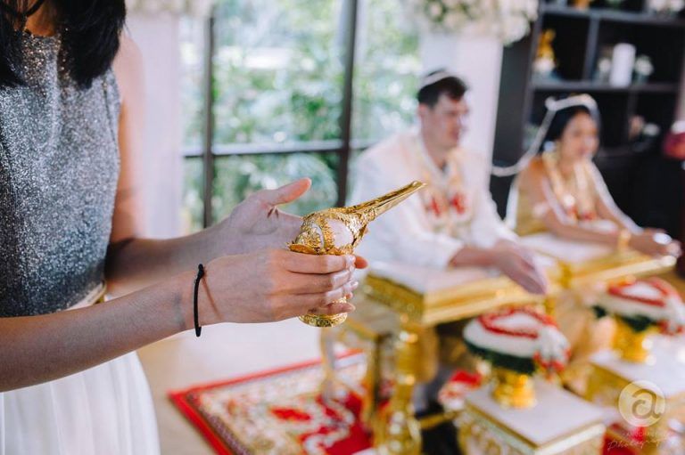 ความหมายของพิธีรดน้ำสังข์ ในพิธีแต่งงานไทย