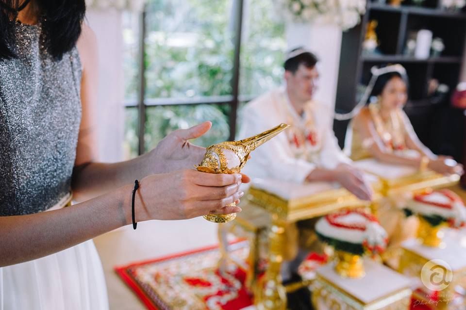 ความหมายของพิธีรดน้ำสังข์ ในพิธีแต่งงานไทย