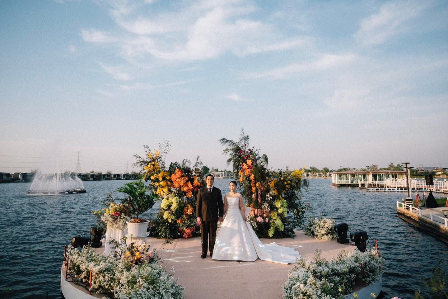 รีวิวจากบ่าวสาว “ออแกไนซ์คือใจดี ใจเย็นมาก ทีมงานค่อย ๆ พูด ค่อย ๆ อธิบาย บางทีด้วยความที่ธีมงานเรามันสีรุ้ง มันไม่เคยมีใครทำสีนี้มาก เราก็มีการแก้งานแก้โลโก้แก้อะไรหลาย ๆ รอบซึ่งมันเกินลิมิตที่ตั้งไว้ แต่เขาก็แก้แบบเป็นกรณีพิเศษให้ แล้วก็เป็นทีมที่รู้สึกว่าเขาจัดจำนวนคนที่เข้ามาดูแลงานได้ดี มีคนคอยตามบ่าวสาว 1 คน ส่วนทีมงานที่เหลือก็กระจายไปตามจุดต่าง ๆ ภายในงาน”