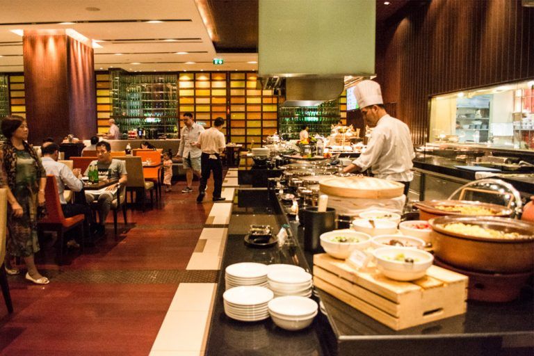 รีวิวห้องอาหาร The Brasserie โรงแรมฮอลิเดย์ อินน์ กรุงเทพฯ สีลม บุฟเฟ่ต์อาหารนานาชาติรสถูกปากคนไทย