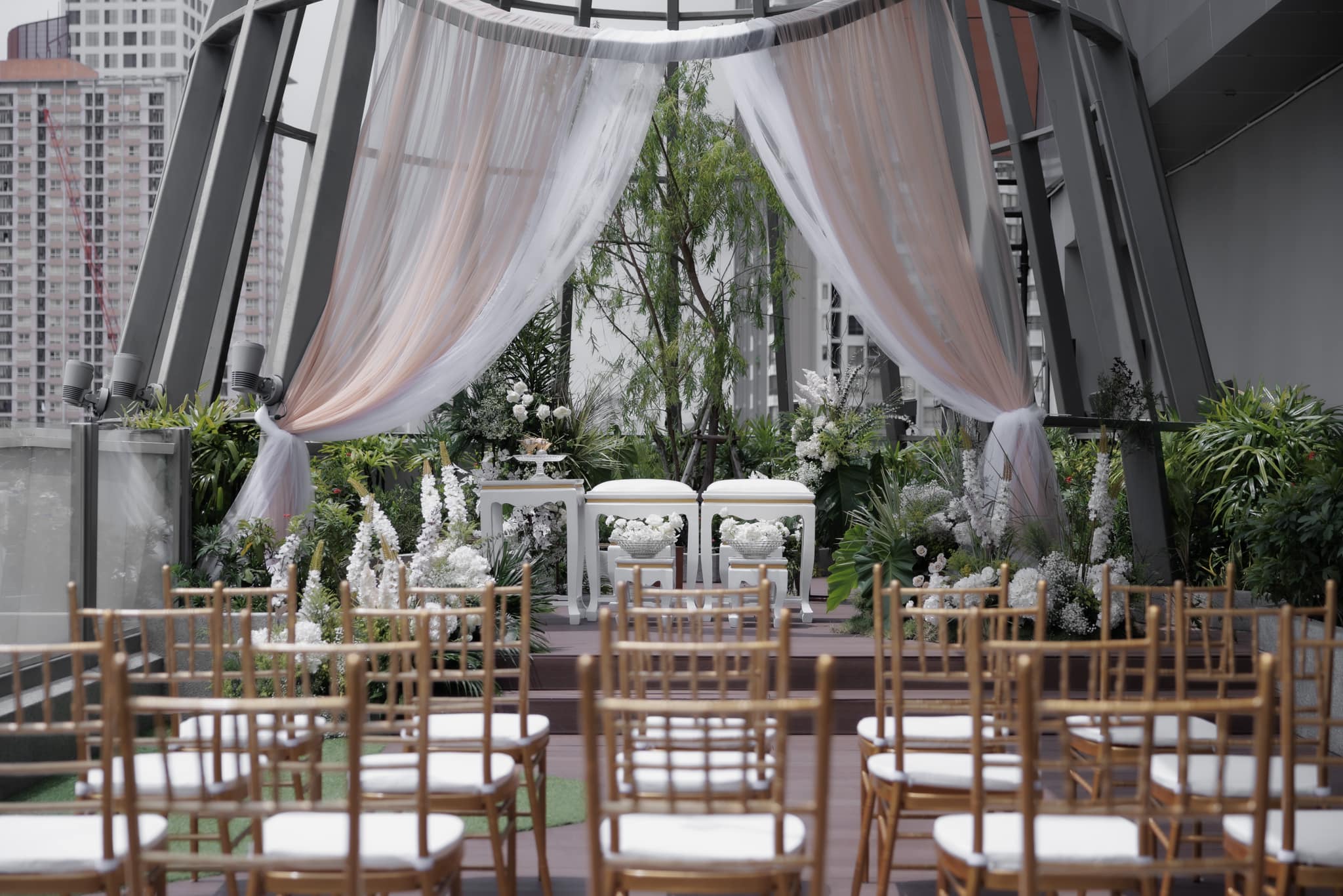 แต่งงานใกล้รถไฟฟ้า