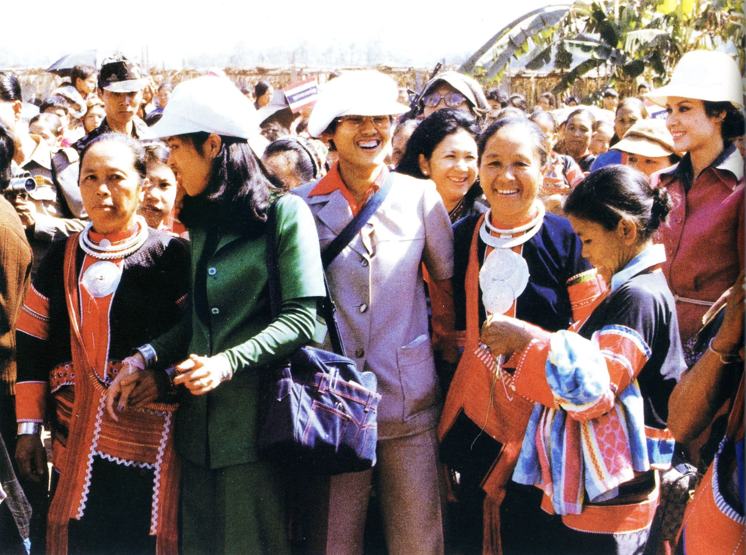 รวมเรื่องราวในหลวงร.๙ กับพสกนิกร ผ่านภาพถ่ายฝีพระหัตถ์จากการเสด็จฯ เยี่ยมราษฎร