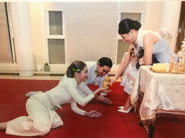 พระองค์หญิงสิริวัณณวรีฯ ประทานน้ำสังข์ในงานหมั้น เป๊ก-นิว