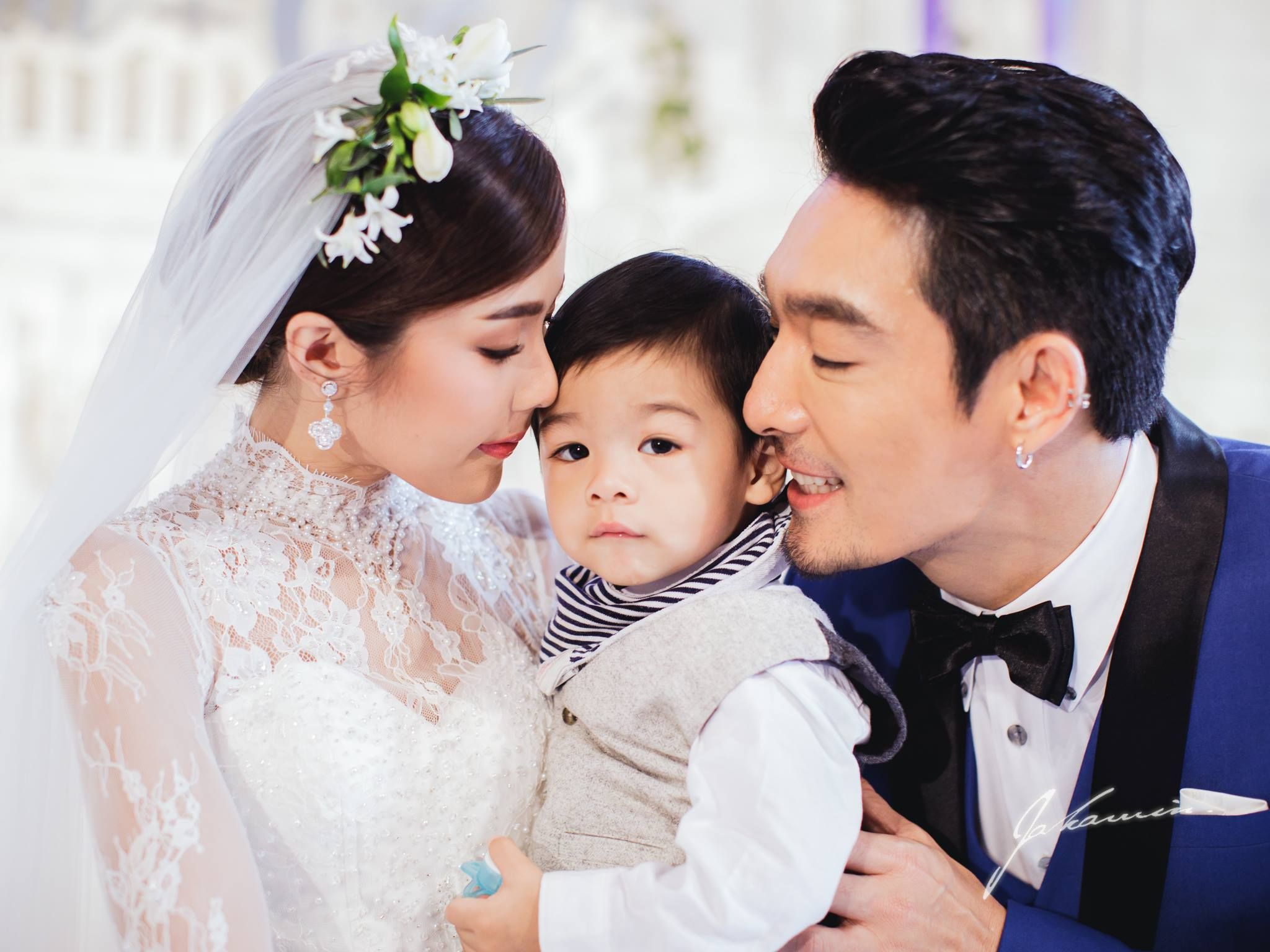 ฉลองแต่งงานสุดชื่นมื่น โอ๊ต-จีน่า อุ้มลูกน้อยเข้าพิธีวิวาห์ บรรยากาศอบอุ่น