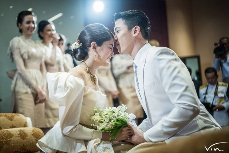 รีวิวภาพบรรยากาศงานหมั้น ป๊อก - มาร์กี้ เรียบหรูดูสง่า และอบอวลไปด้วยความสุข