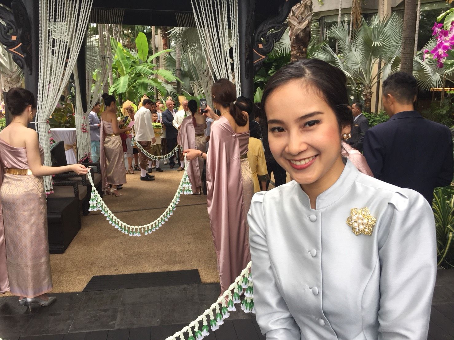 Weddinglist ขอแนะนำพิธีกรงานแต่ง 2 ภาษามืออาชีพ Mc Bella