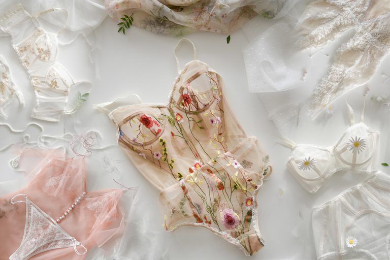 ชุดชั้นในเจ้าสาวสีหวานแต่งลูกไม้ดีไซน์น่ารักน่าหยิก และ Lingeries ครบเซ็ตจาก Rara Avis