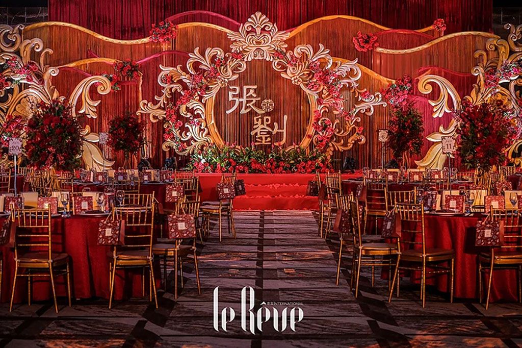 ไอเดียจัดงานแต่งงานสไตล์จีนด้วยธีมสีแดง-ทอง เนรมิตงานแต่งในสวนกุหลาบแดงอร่าม โรแมนติกอย่างผู้มั่งคั่ง