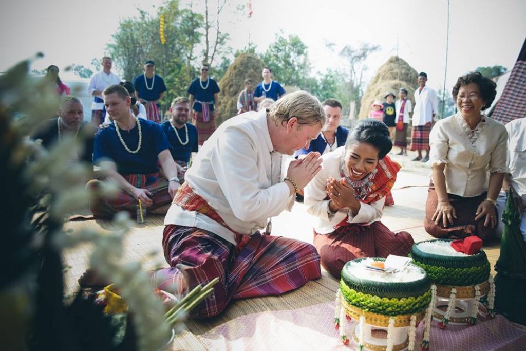 NARAKORN PHOTOGRAPHY ช่างภาพเวดดิ้งชื่อดังกับงานถ่ายไสตล์อีสานไทบ้าน