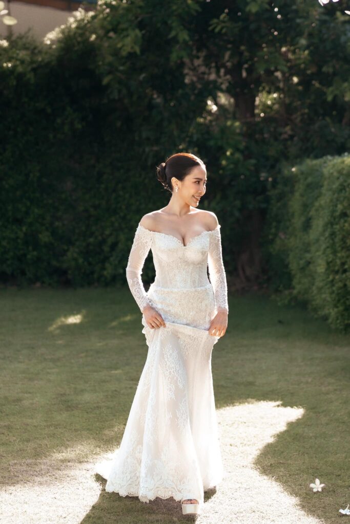 ชุดแต่งงานริมทะเลแบบลูกไม้เปิดไหล่ ปรับลุคเจ้าสาวให้สง่างาม
