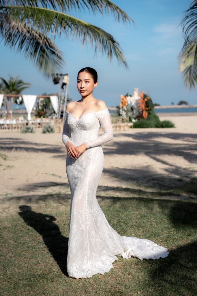 ชุดแต่งงานริมทะเลแบบลูกไม้เปิดไหล่
