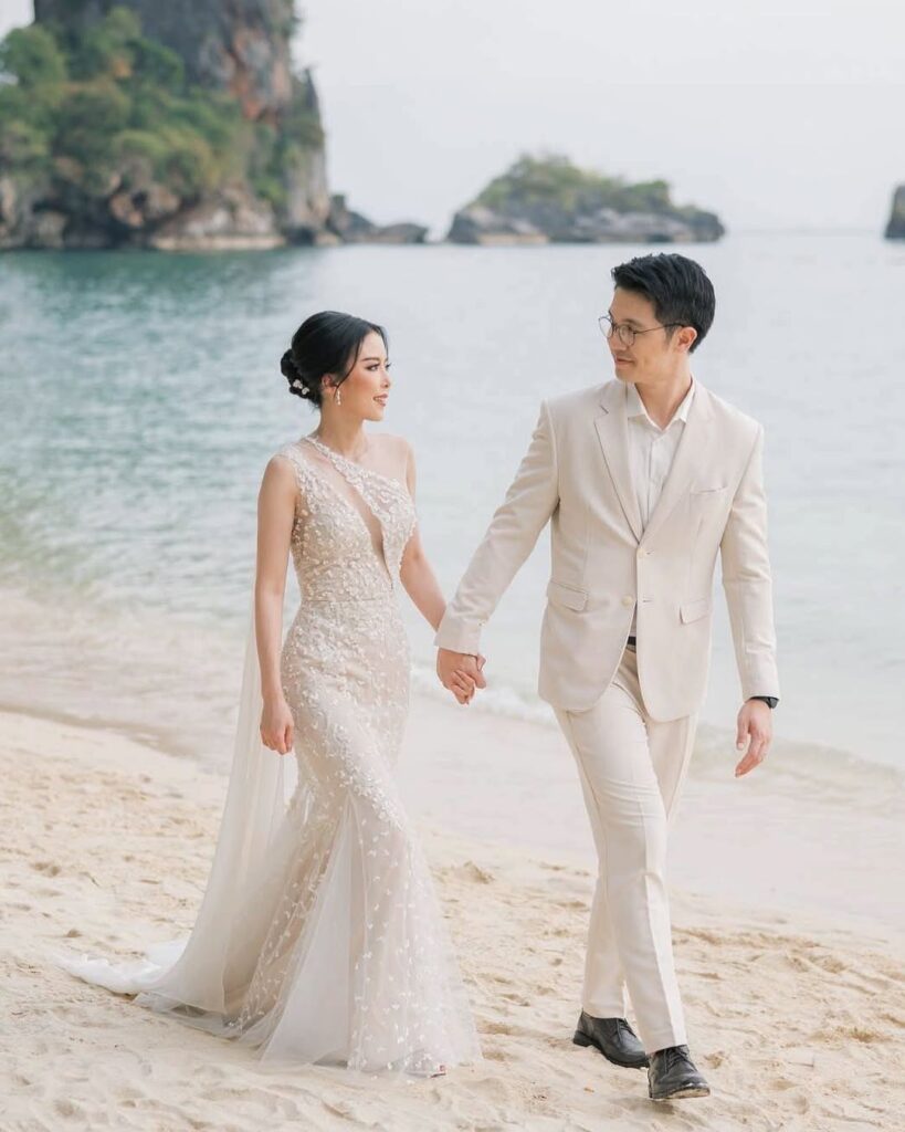 ชุดแต่งงานริมทะเล แบบ One-Shoulder ช่วยส่งออร่าให้เจ้าสาว