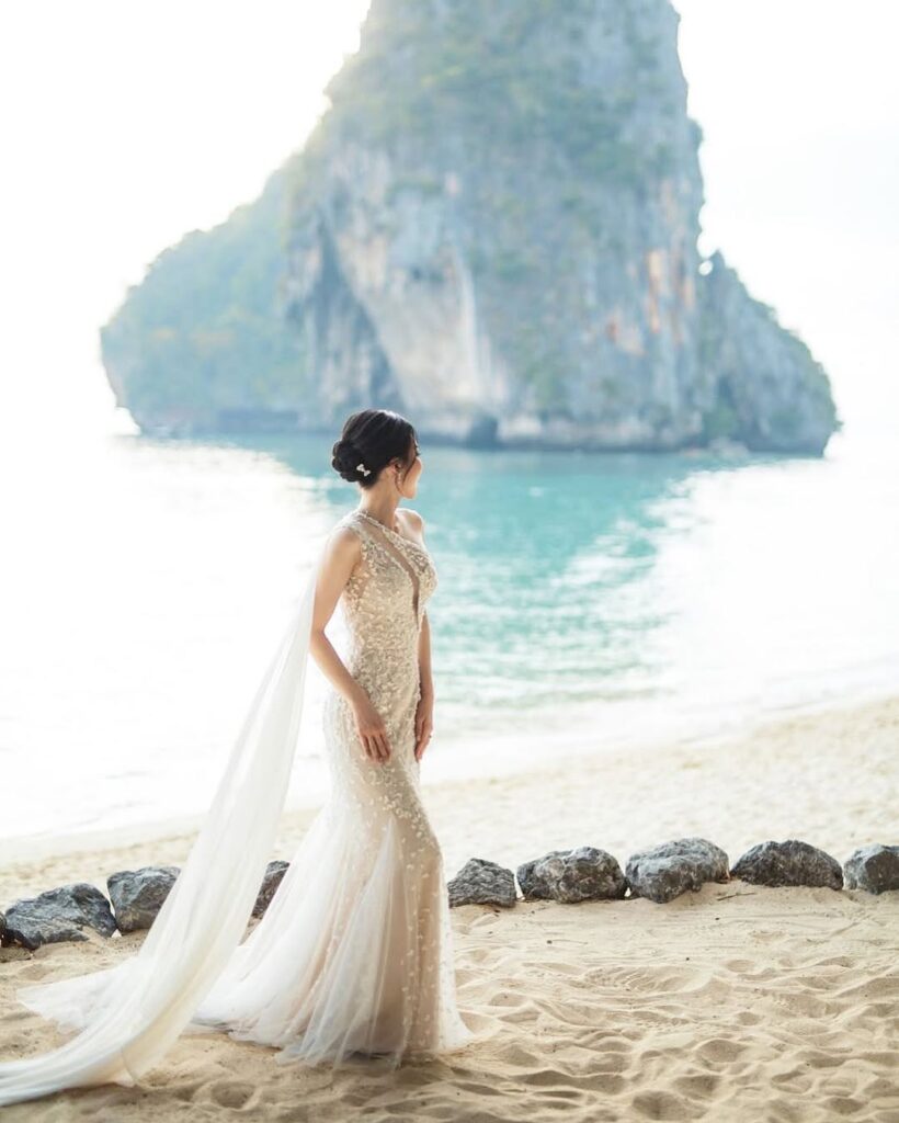 ชุดแต่งงานริมทะเล แบบ One-Shoulder เสริมผ้าทูลล์ 