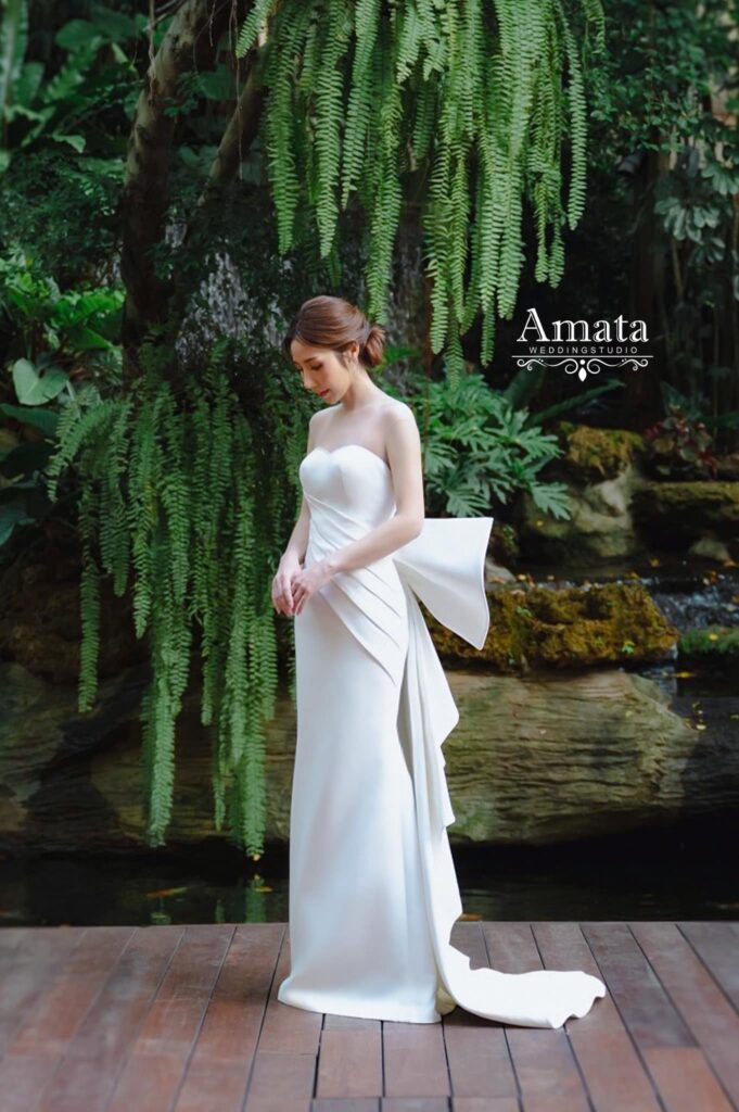 ชุดแต่งงานริมทะเล เพิ่มลูกเล่นด้วยโบว์เพื่อให้ได้ลุคที่สวยหวานยิ่งขึ้น