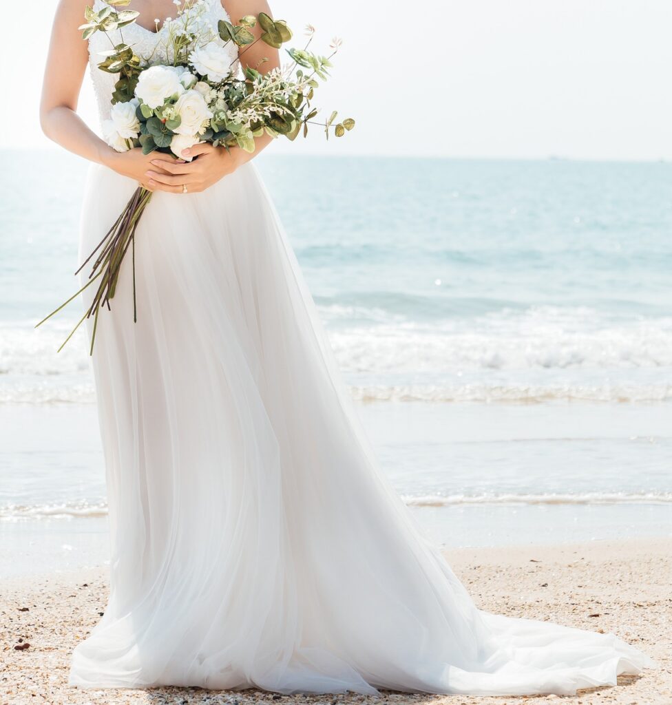 เลือกสีและทรงชุดแต่งงานริมทะเลให้เหมาะสม