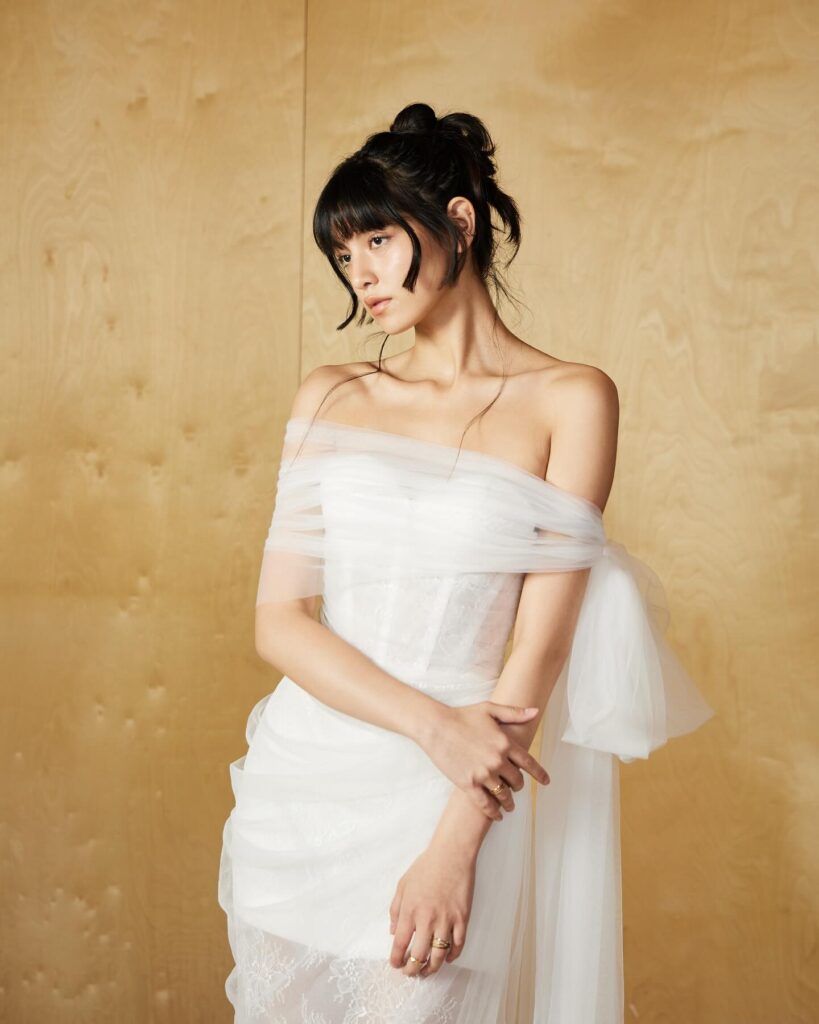 ชุดแต่งงานริมทะเลแบบคอร์เซ็ตสั้นตกแต่งด้วยผ้าซีทรู
