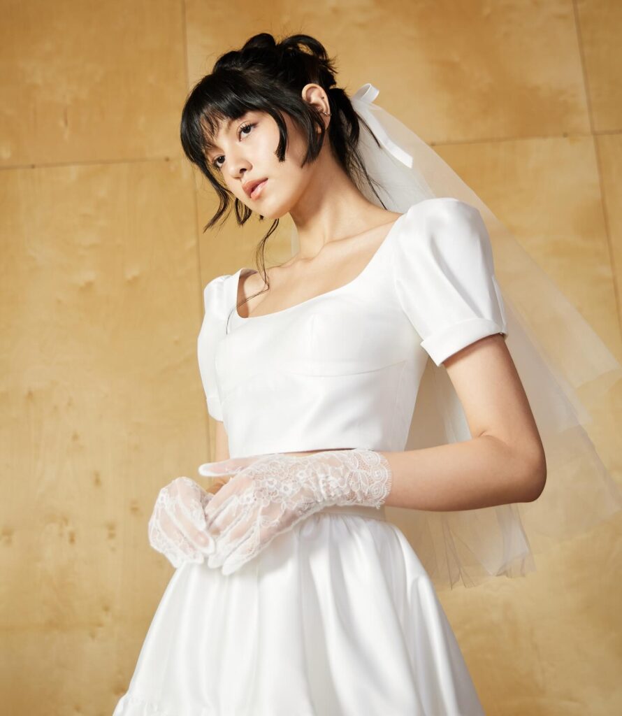 ออกแบบชุดแต่งงานริมทะเลแบบ 2 ส่วน (Two piece) ใส่สบาย ได้ลุคชิค ๆ