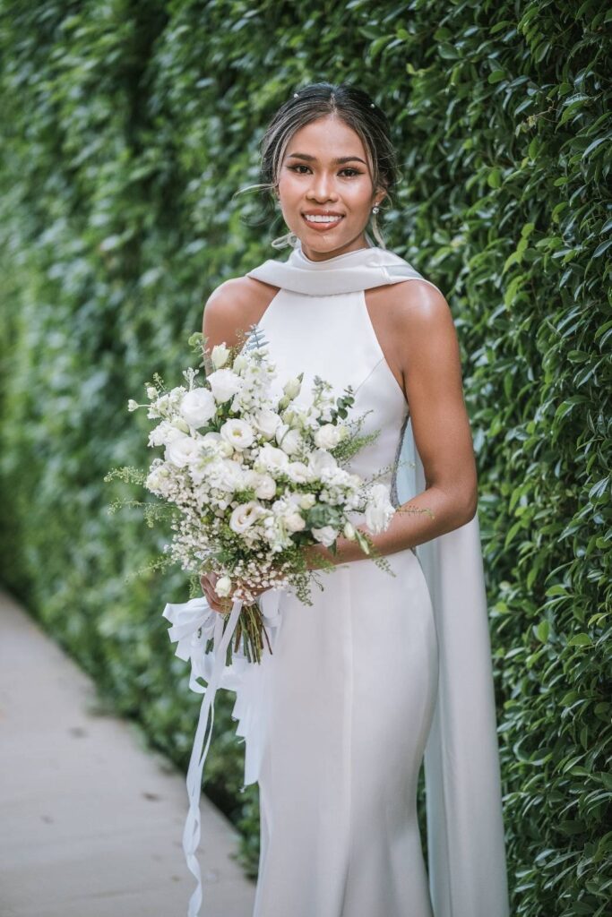 ชุดแต่งงานริมทะเลแบบคล้องคอช่วยปรับลุคเจ้าสาวให้สวยเก๋
