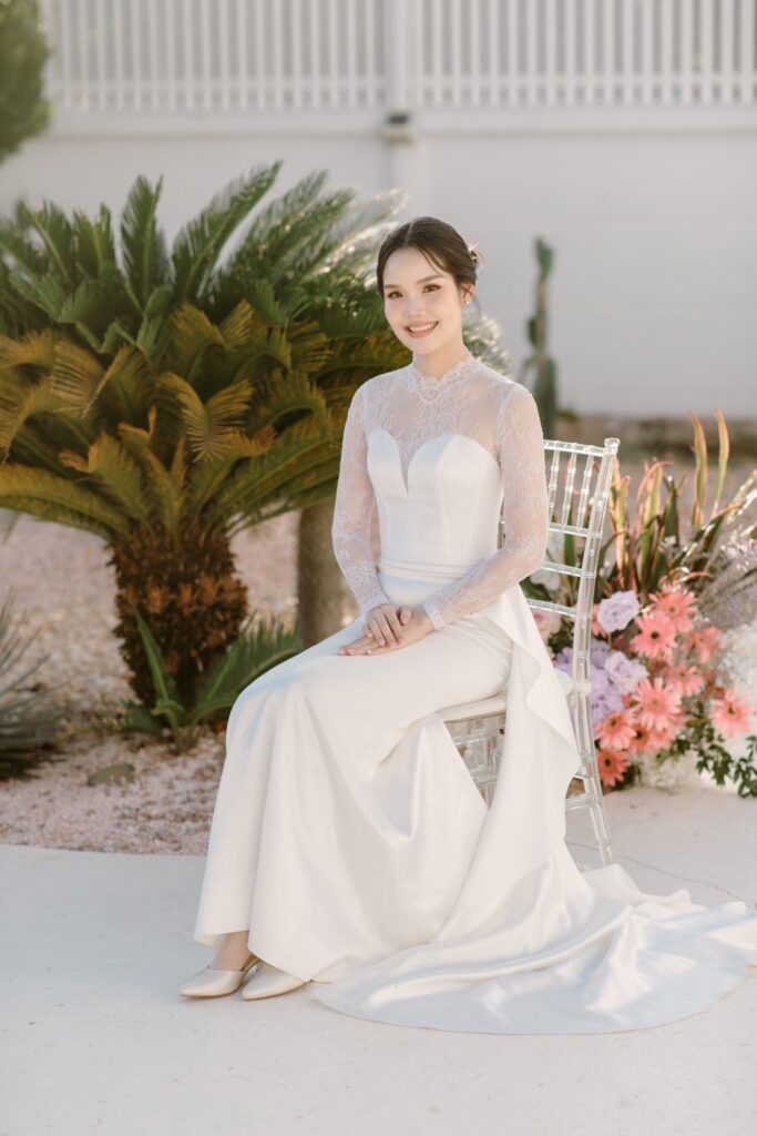 ชุดงานแต่งริมทะเลทรงเชลธ์ (Sheath) กับดีเทลผ้าระบาย
