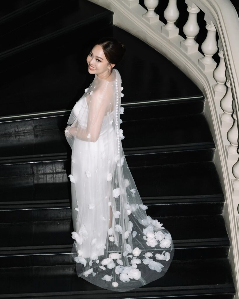 ชุดแต่งงานริมทะเล แมตช์กับผ้าคลุมซีทรู