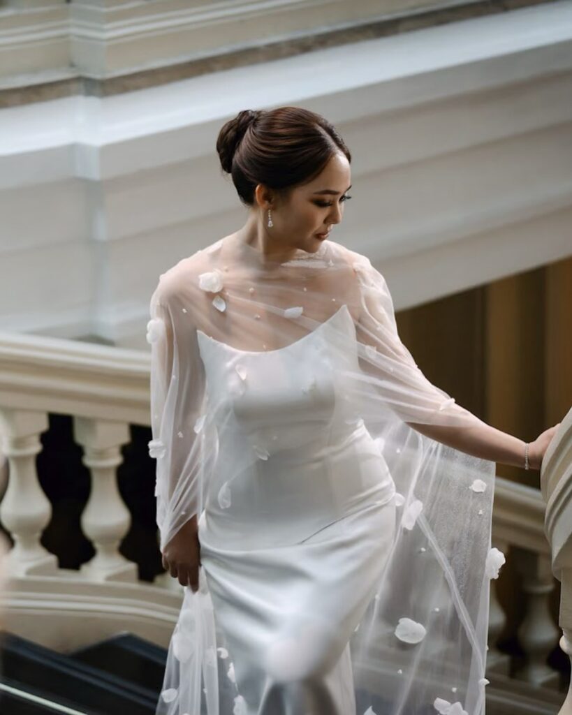 ชุดแต่งงานริมทะเลที่เพิ่มเสน่ห์ให้เจ้าสาวได้ลุคสวยหวาน