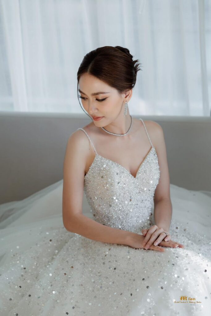 ชุดแต่งงานริมทะเลปักเลื่อม ส่งออร่าให้เจ้าสาวสง่างามกว่าใคร