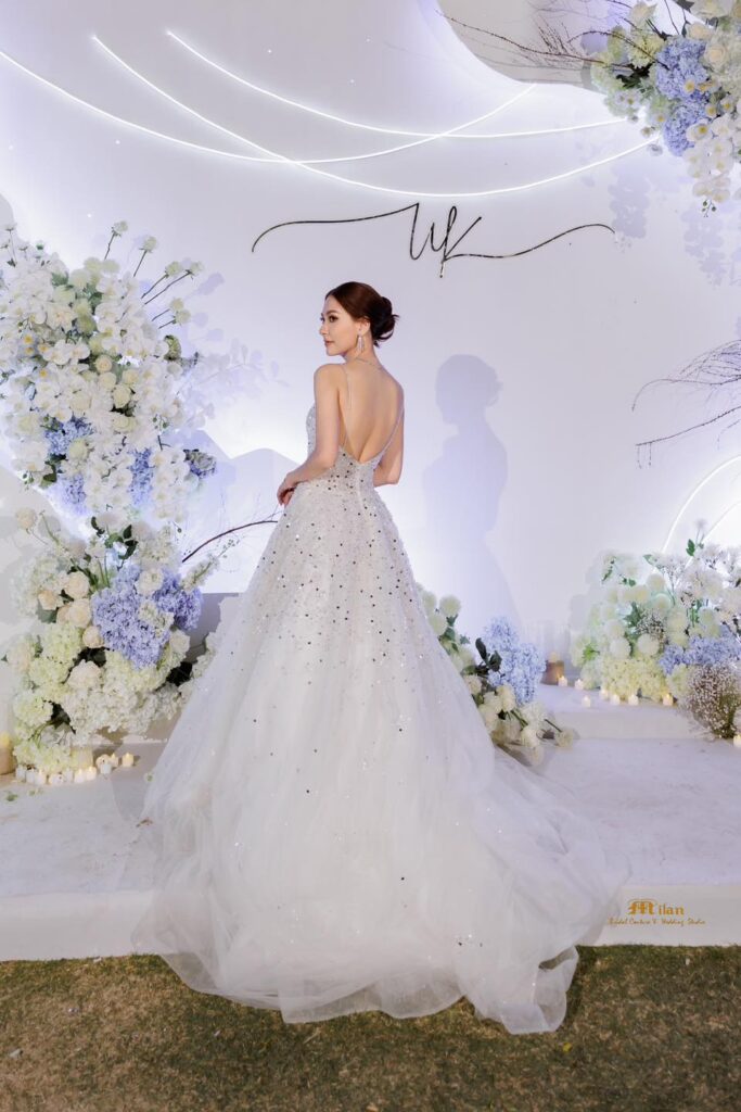 ชุดแต่งงานริมทะเลทรง A-line ปักเลื่อม
 ช่วยส่งออร่าให้เจ้าสาวสวยเด่น