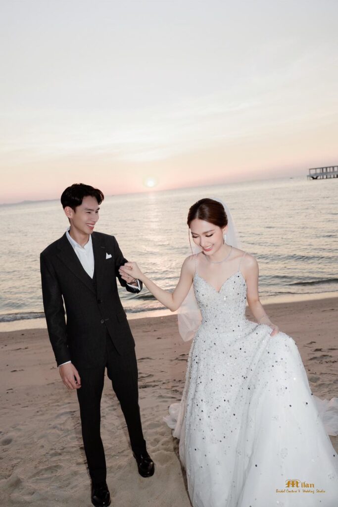 ชุดแต่งงานริมทะเลทรง A-line ปักเลื่อม
