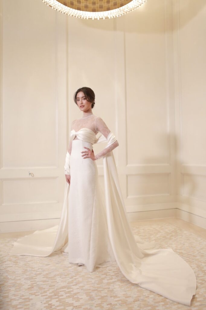 ซีทรูลูกไม้แมตช์กับเกาะอกไขว้ ชุดแต่งงานริมทะเลสุดเก๋