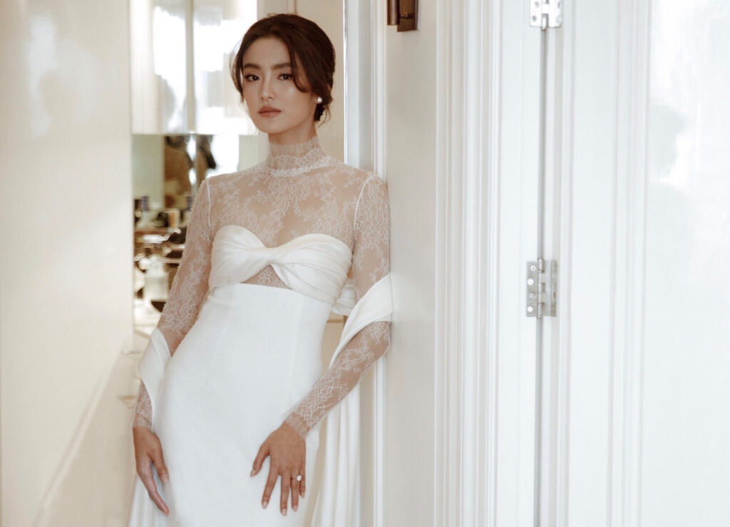 ชุดแต่งงานริมทะเล ซีทรูลูกไม้แมตช์กับเกาะอกไขว้
