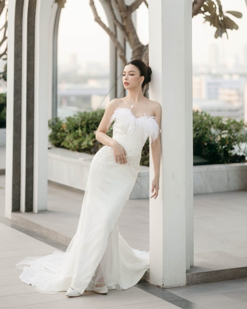 ชุดแต่งงานริมทะเลทรง Trumpet แต่งขนนก