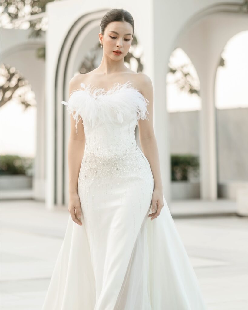 ชุดแต่งงานริมทะเลทรง Trumpet สามารถปรับเป็นลุคสำหรับ After party ได้ด้วย