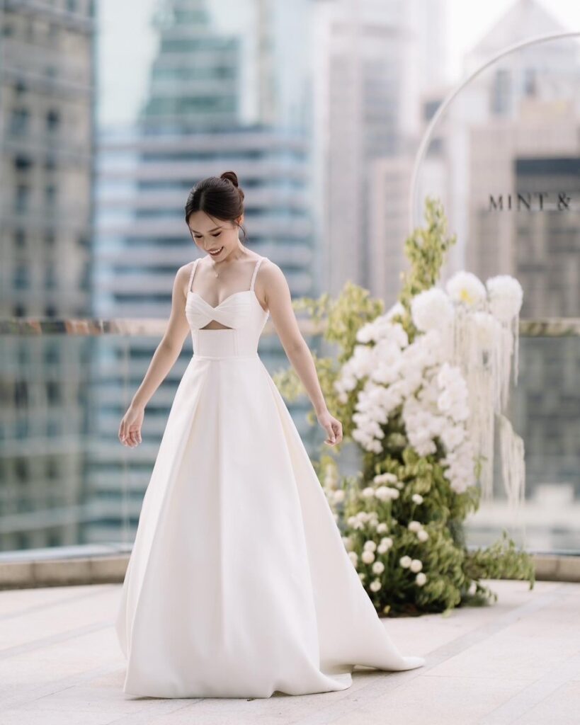 ชุดเจ้าสาว A-Line สไตล์มินิมอล
ตอบโจทย์ชุดแต่งงานริมทะเลได้อย่างดี