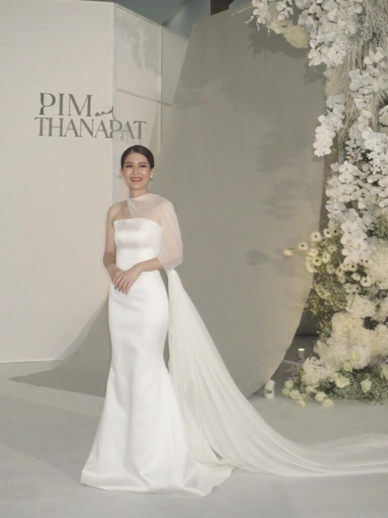 เพิ่มความีมิติให้ชุดแต่งงานริมทะเล ด้วยการแมตช์ผ้าคลุมเข้ากับชุดเจ้าสาว