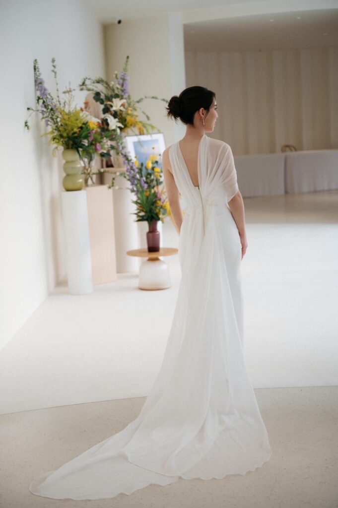  แมตช์กับผ้าคลุมซีทรูให้เป็นชุดแต่งงานริมทะเลสุดเก๋