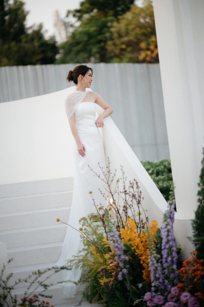 ชุดแต่งงานริมทะเล แมตช์กับผ้าคลุมซีทรู