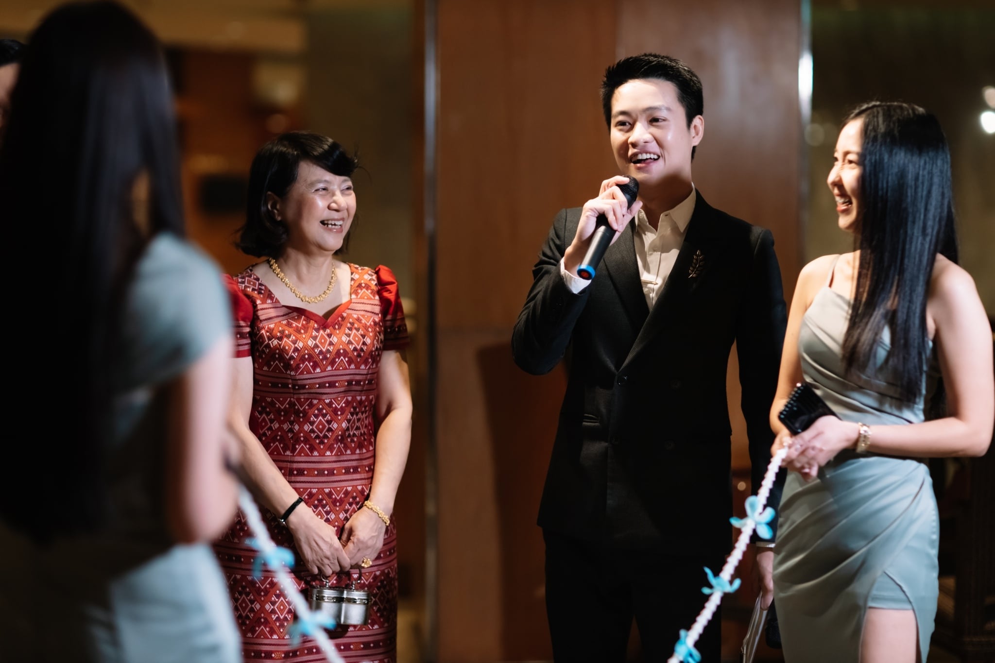 จุดเด่นของ MC A คือมีประสบการณ์ด้านพิธีกรมานานทำให้ใช้ภาษาได้สละสลวย น่าฟัง