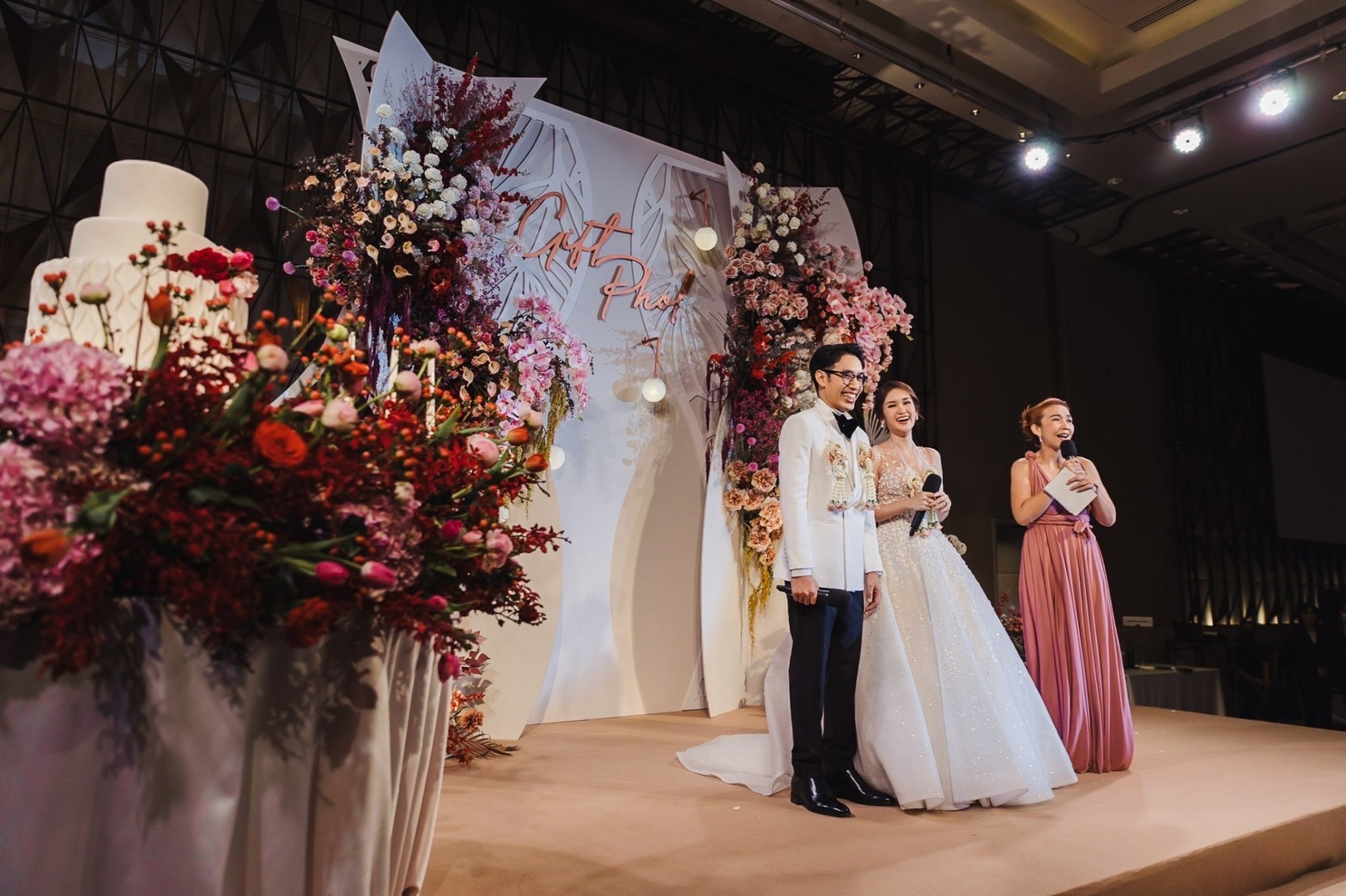 McLooksorn เป็นพิธีกรงานแต่งงานมืออาชีพให้กับบ่าวสาวมาแล้วหลายคู่