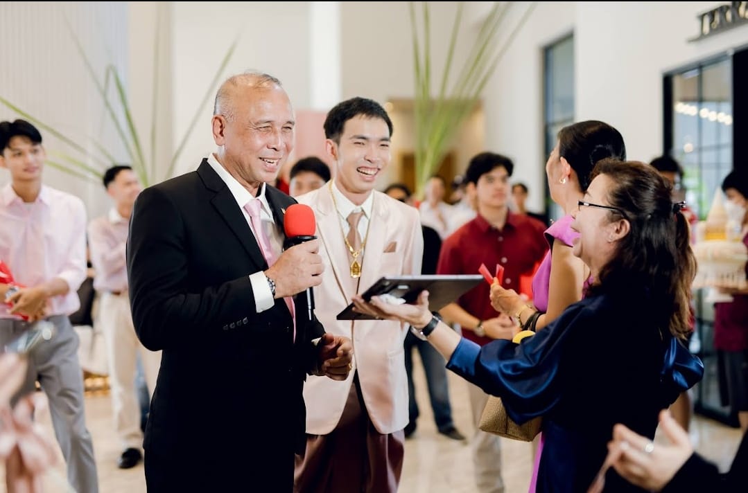 จุดเด่นของ MC จากนายพิธี คือ เป็นพิธีกรงานแต่งที่ราคาดี มีฝือมือ มาพร้อมทีมงานคุณภาพ แม่นทุกพิธี