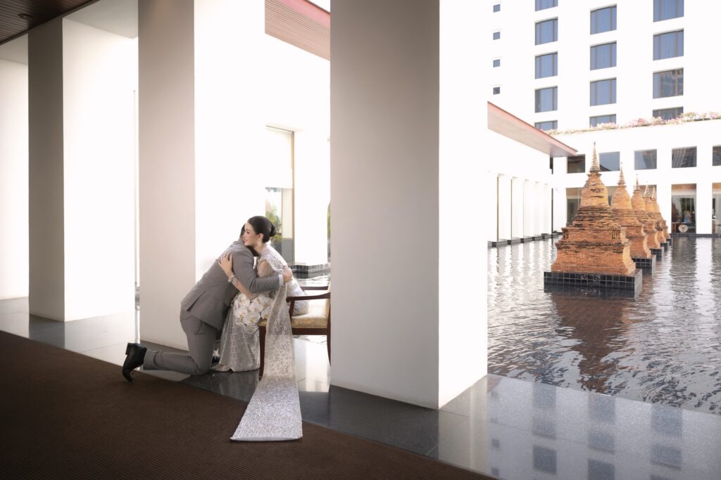 เดอะ สุโขทัย กรุงเทพฯ  รังสรรค์ทุกพื้นที่ขึ้นจากความตั้งใจที่จะให้บ่าวสาวได้สะท้อนเรื่องราวความรักอันเป็นเอกลักษณ์